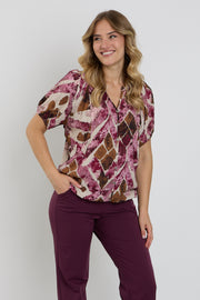Enjoy blouse met grafische batik en ruitprint, lichtgewicht en stijlvolle damesblouse met kleurrijk patroon.