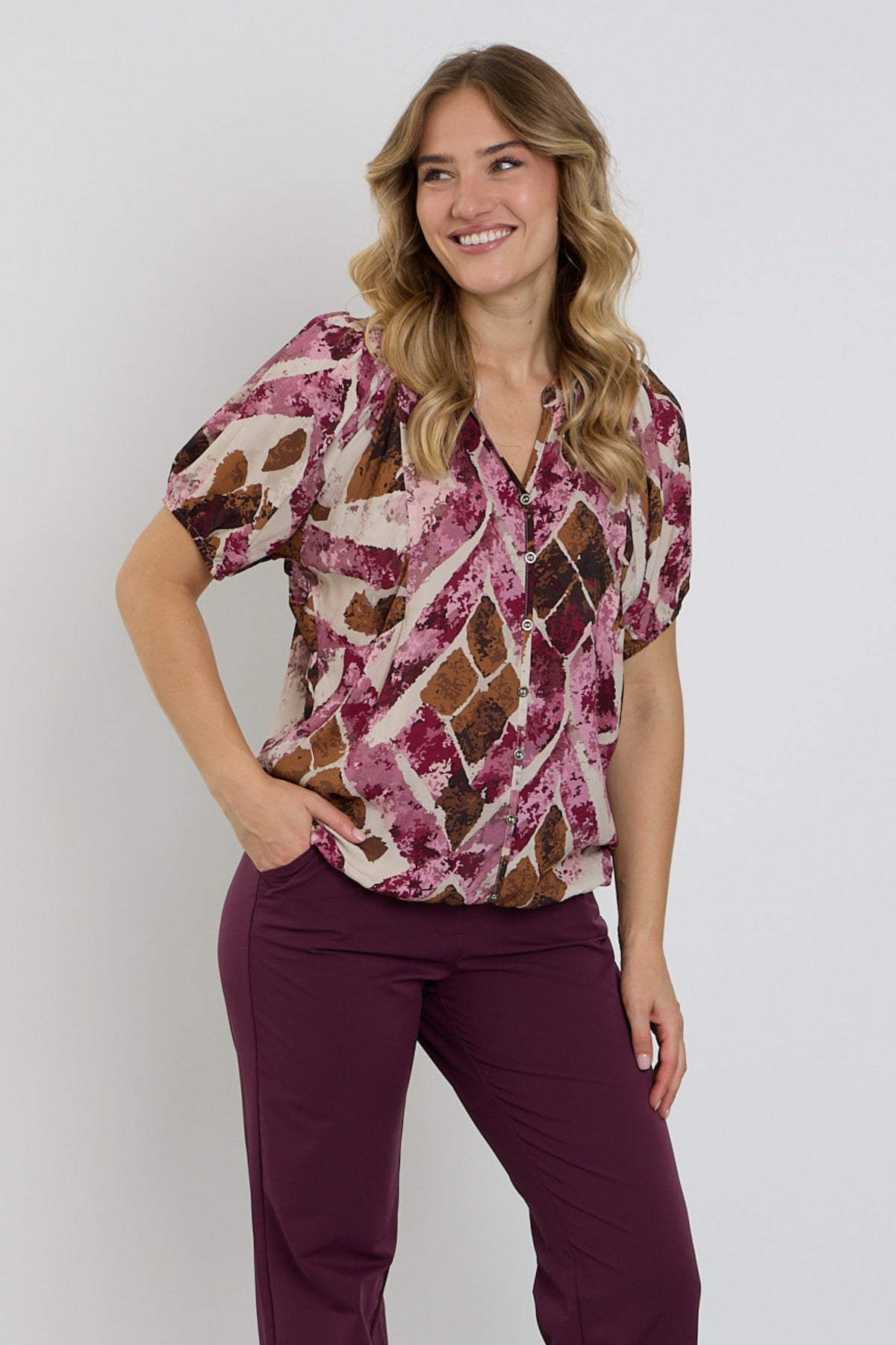 Enjoy blouse met grafische batik en ruitprint, lichtgewicht en stijlvolle damesblouse met kleurrijk patroon.