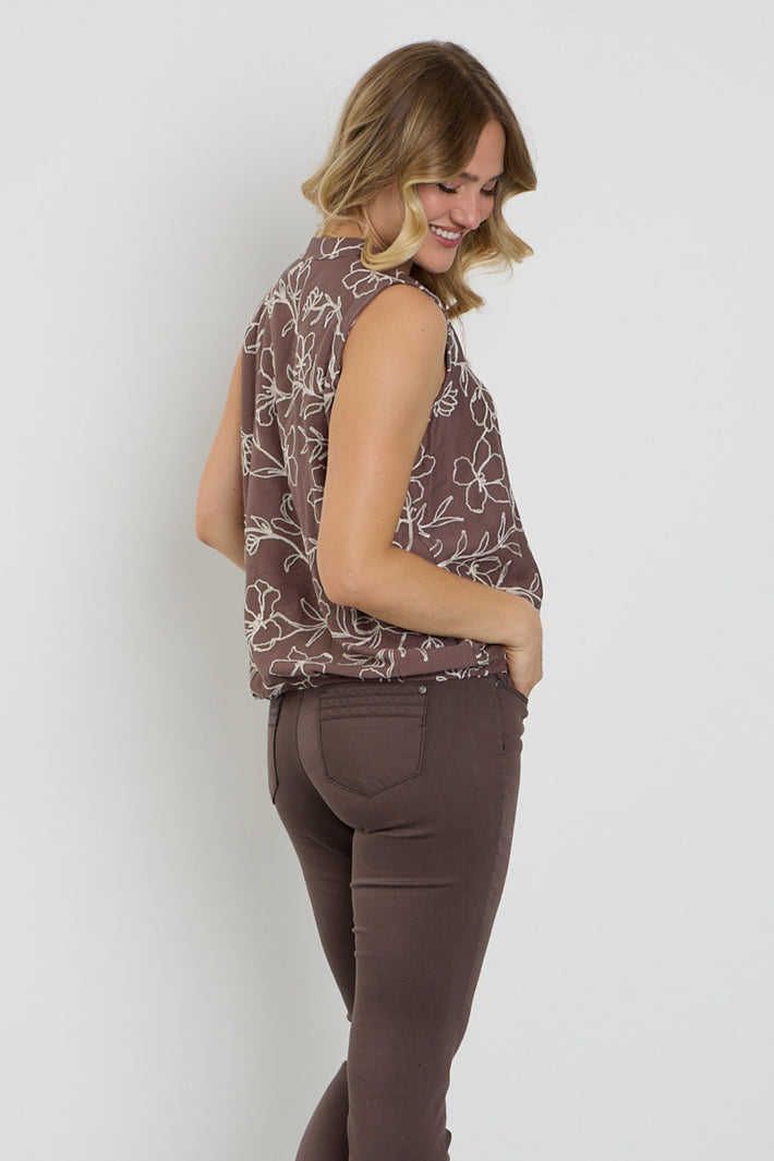 Bruine blouse van Enjoy met bloemenborduursel, modieus en lichtgewicht, gedragen op een model met lange mouwen en een ronde hals.