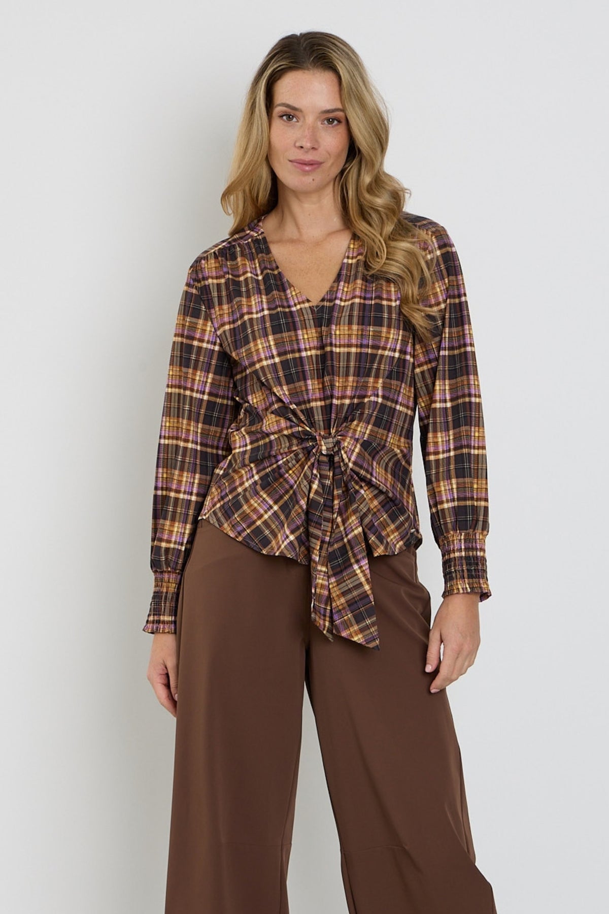 Mi Piace travel top met knoop, geruit patroon in paars, geschikt voor winter, casual damesmode, comfortabele en stijlvolle uitstraling