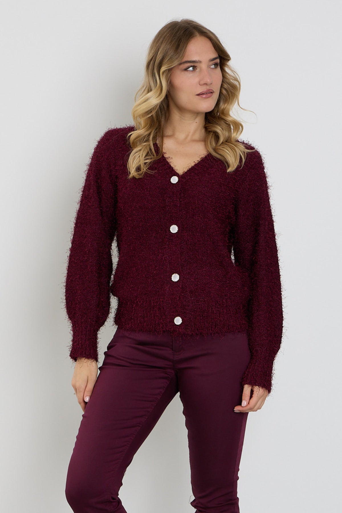 Donkerroze, fluffy V-hals vest van Enjoy in portkleur, comfortabel en warm, met zachte textuur en losvallende pasvorm.