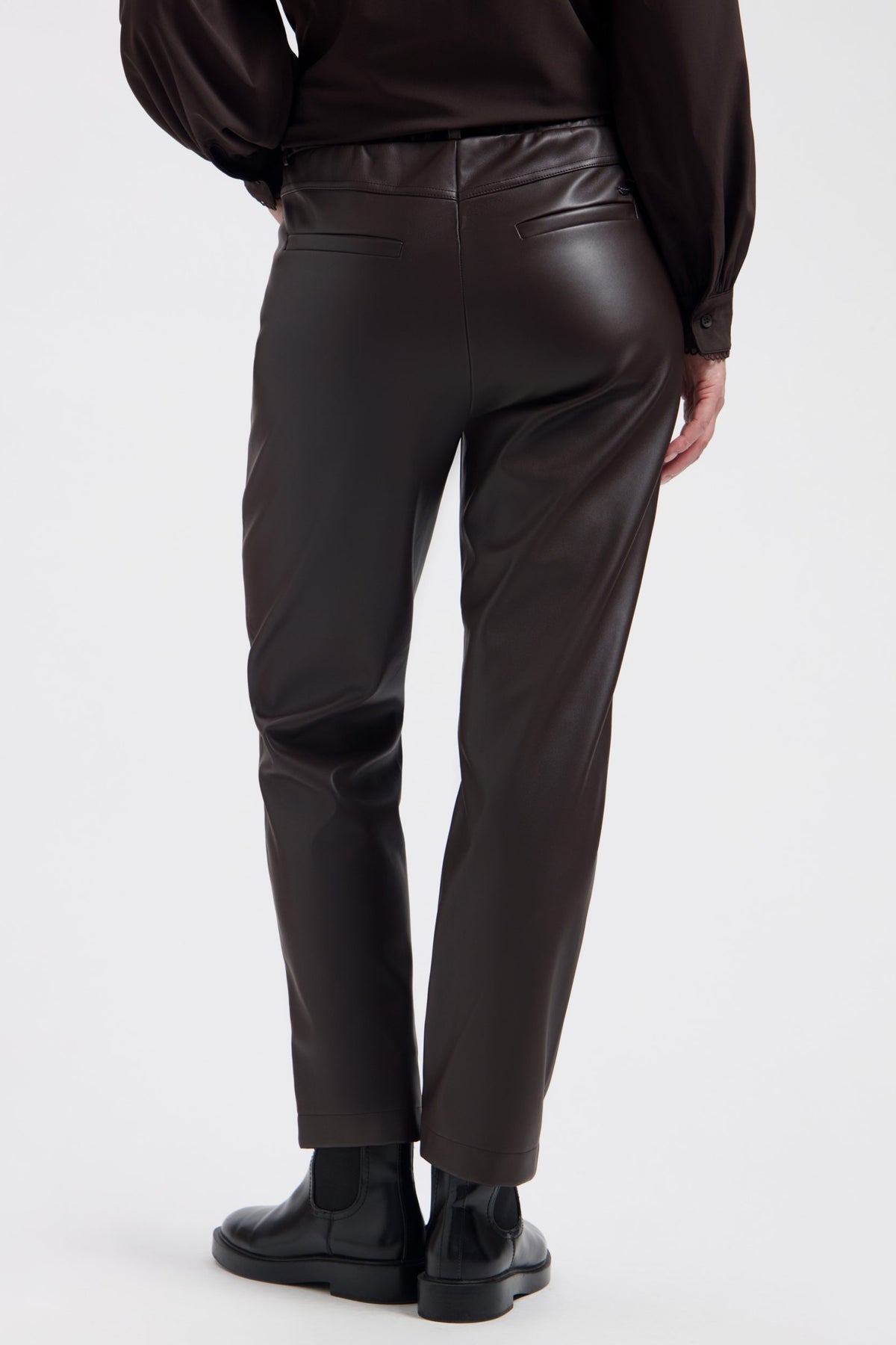 Donkere bruine broek Idina van Lady Day, modieus en comfortabel, zichtbaar met een soepele pasvorm en details in de afbeelding.