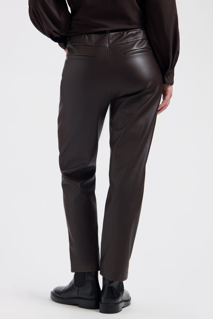 Donkere bruine broek Idina van Lady Day, modieus en comfortabel, zichtbaar met een soepele pasvorm en details in de afbeelding.