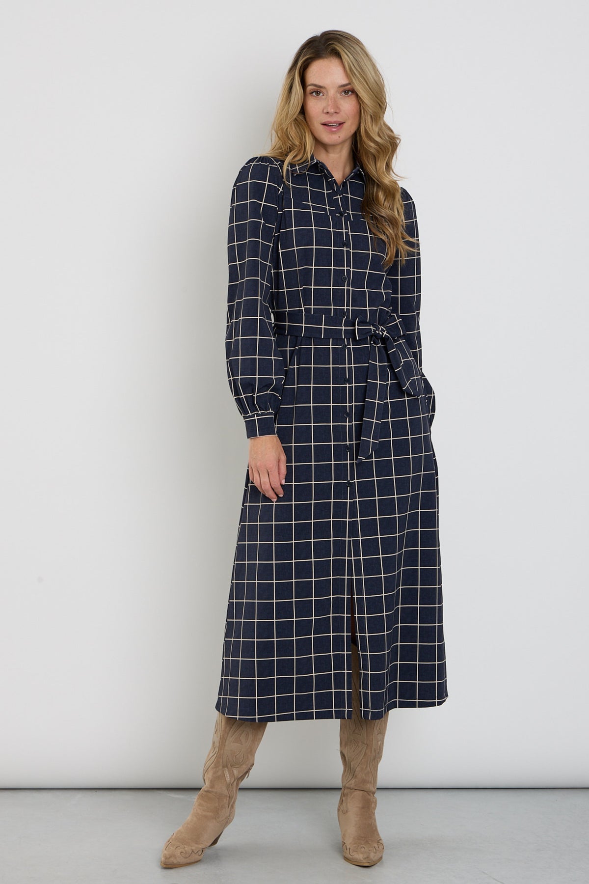 Mi Piace travel jurk met pufmouwen en ruitprint in navy, casual en stijlvol, perfect voor reizen en zomerse dagen.