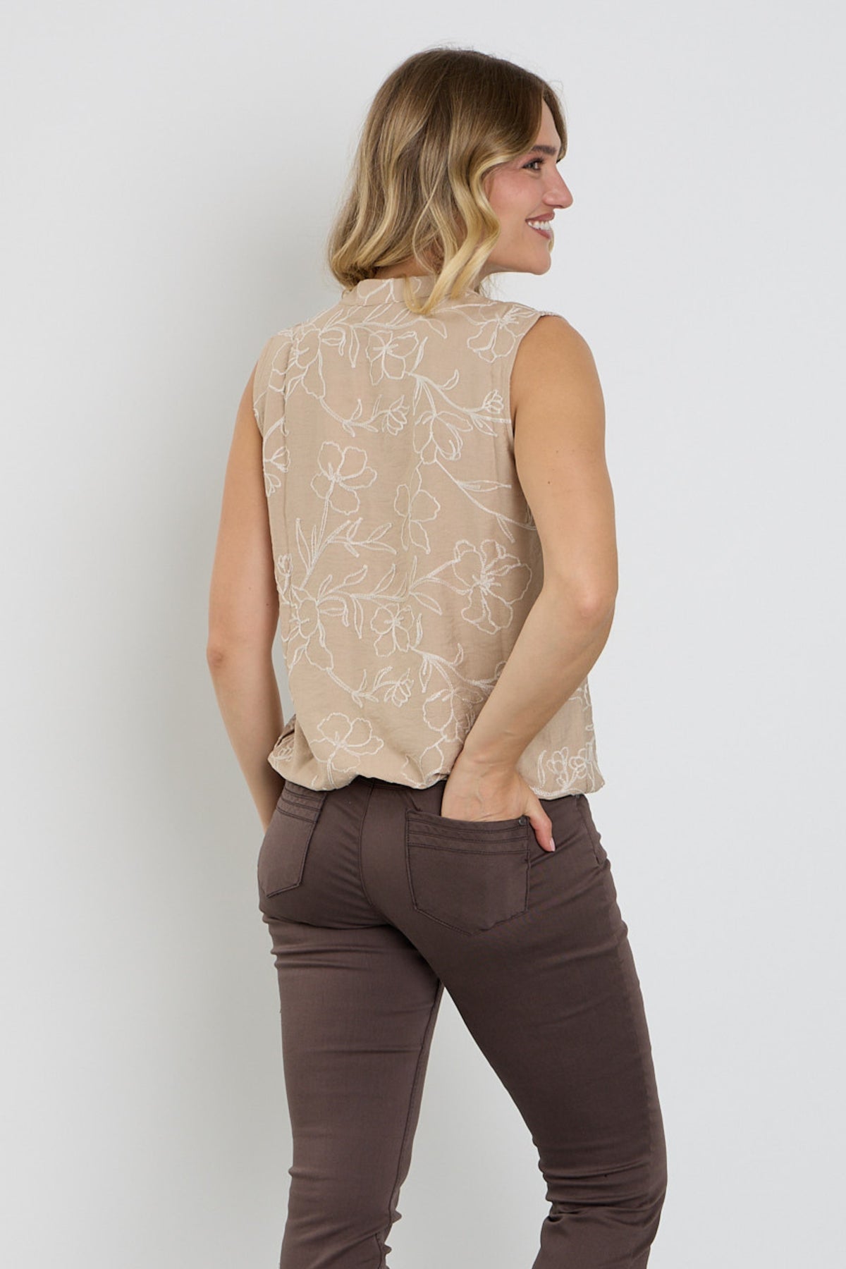 Enjoy blouse met bloemenborduurwerk in zandkleur, gedetailleerd design en zachte stof, zichtbaar in de afbeelding.