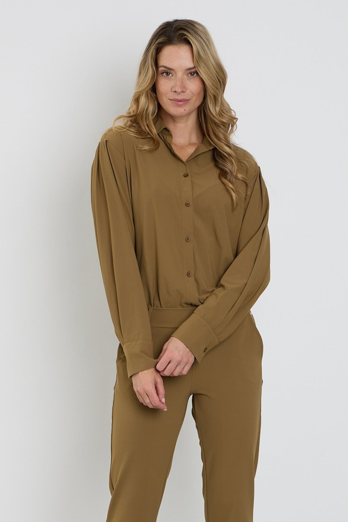 Lichte reisblouse van Mi Piace met kangaroodetail, lichtgewicht stof en comfortabele pasvorm, perfect voor reizen.