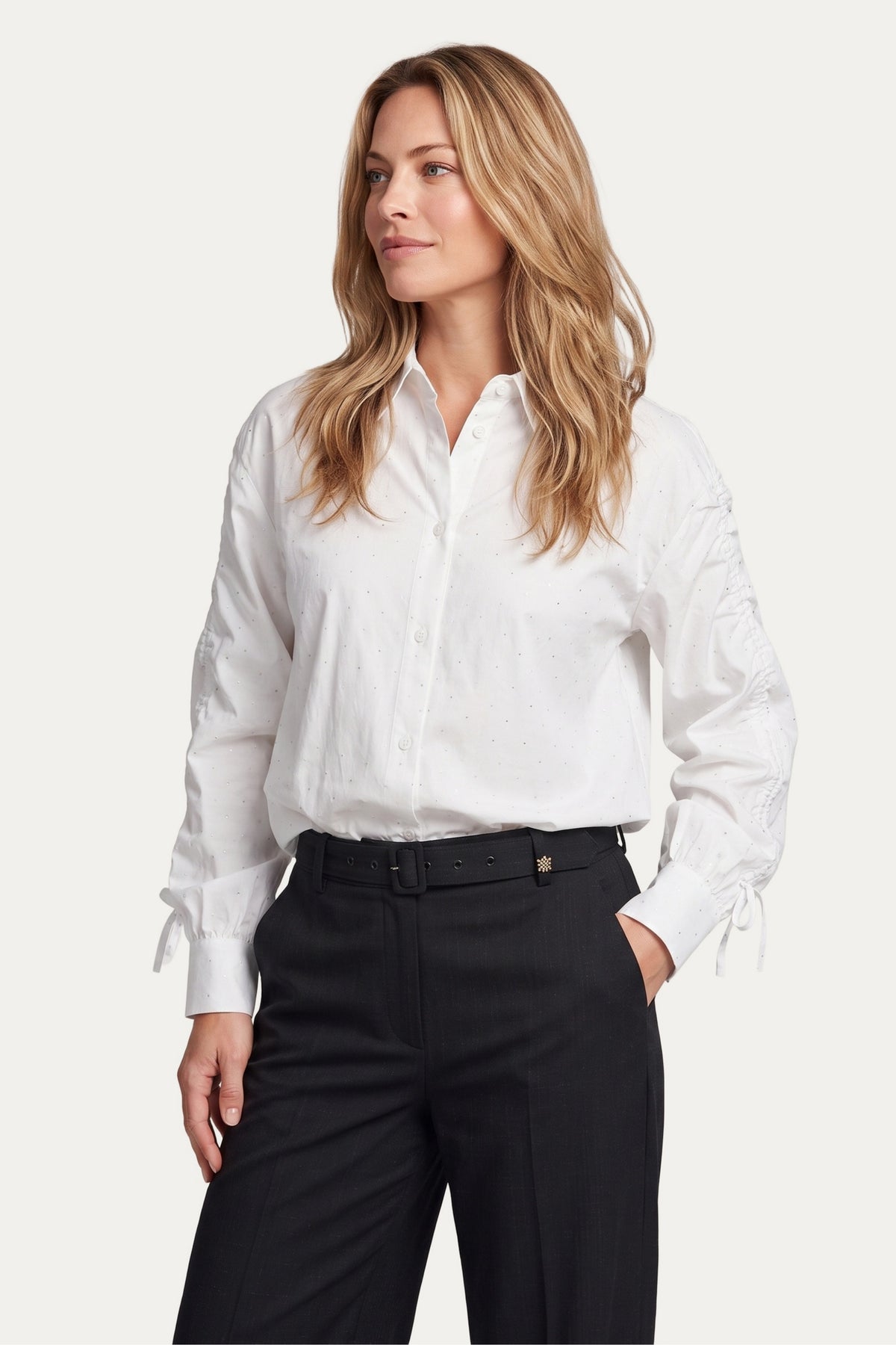 Offwhite blouse Maelle van G-maxx met lange mouwen en elegante pasvorm, gedragen door een model voor een stijlvolle look
