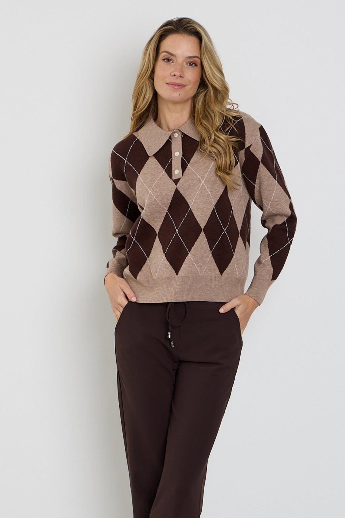 Mi Piace trui Argyle Espresso met patroon, zachte brei en ronde hals, geschikt voor casual en warme gelegenheden.