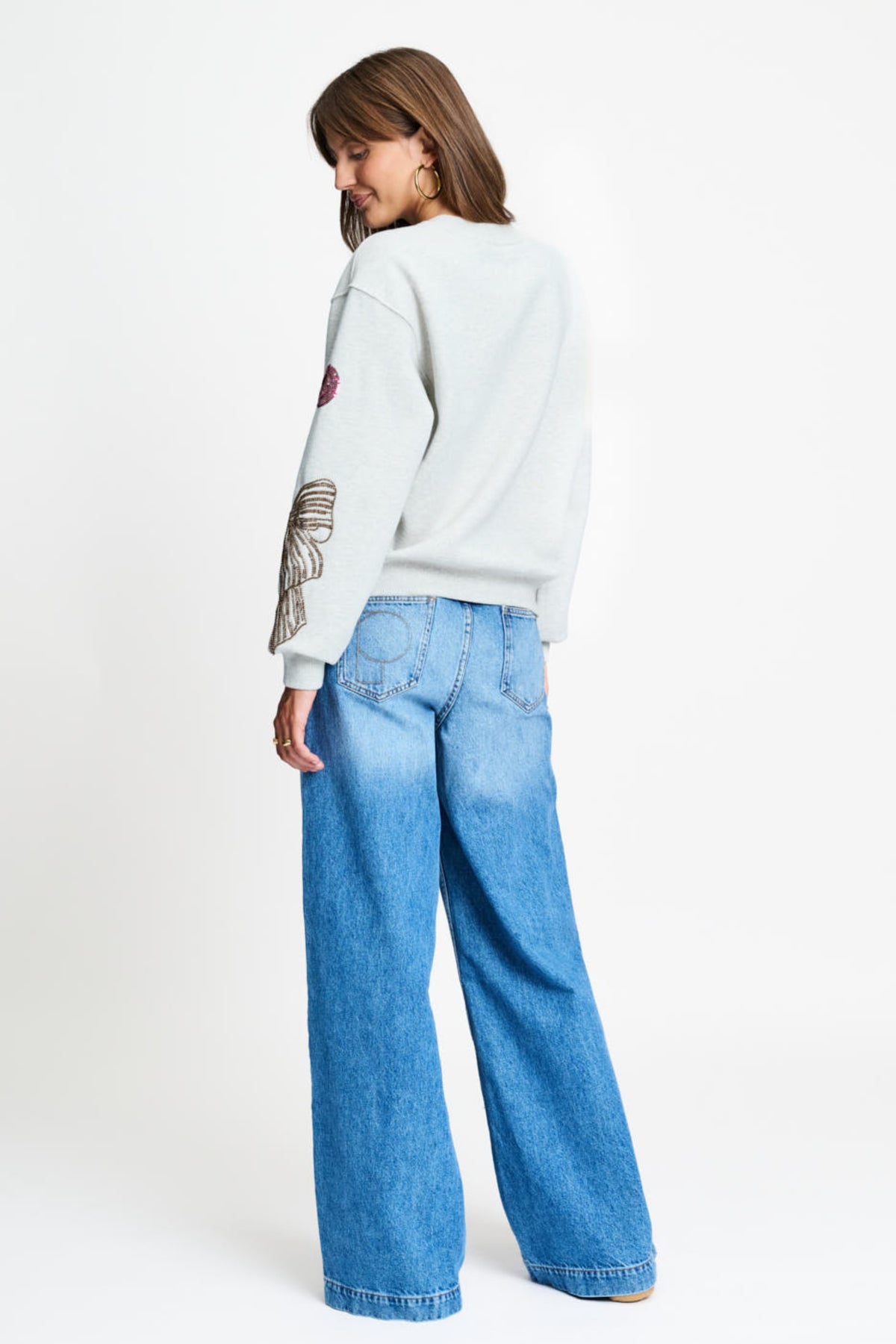 Grijze POM Amsterdam Sascha Take The Stage sweater met logo en ronde hals, gedragen door een model.