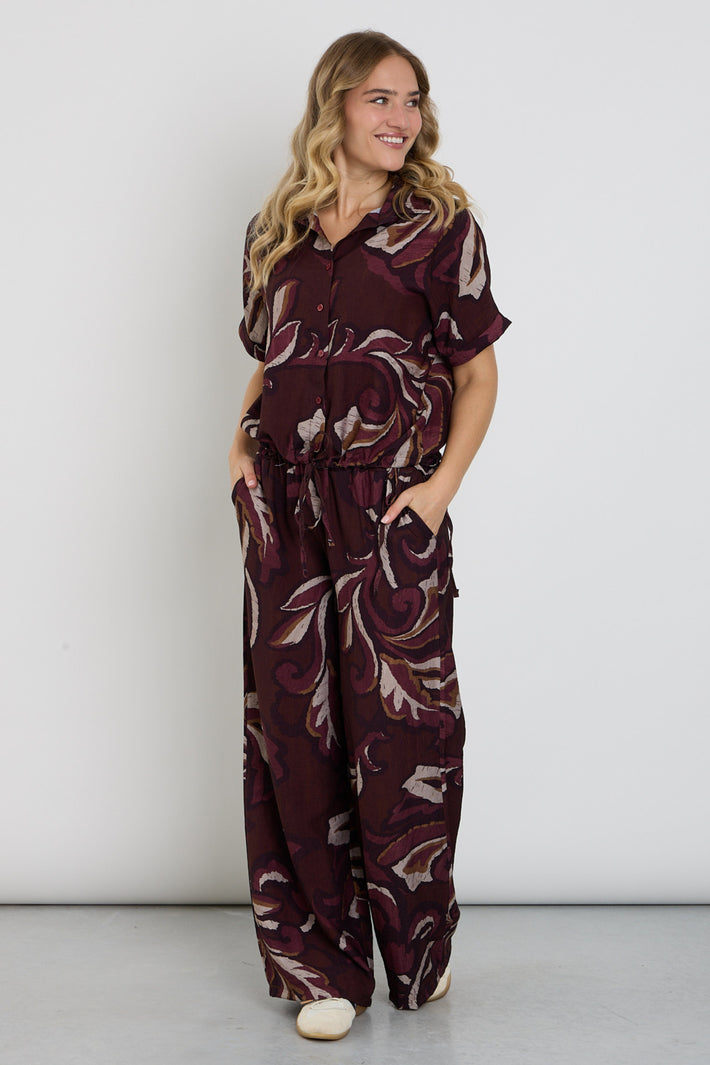 Lange palazzo broek met bladprint van Enjoy, stijlvolle damesbroek met comfortabele pasvorm en bladmotief in portretstijl.