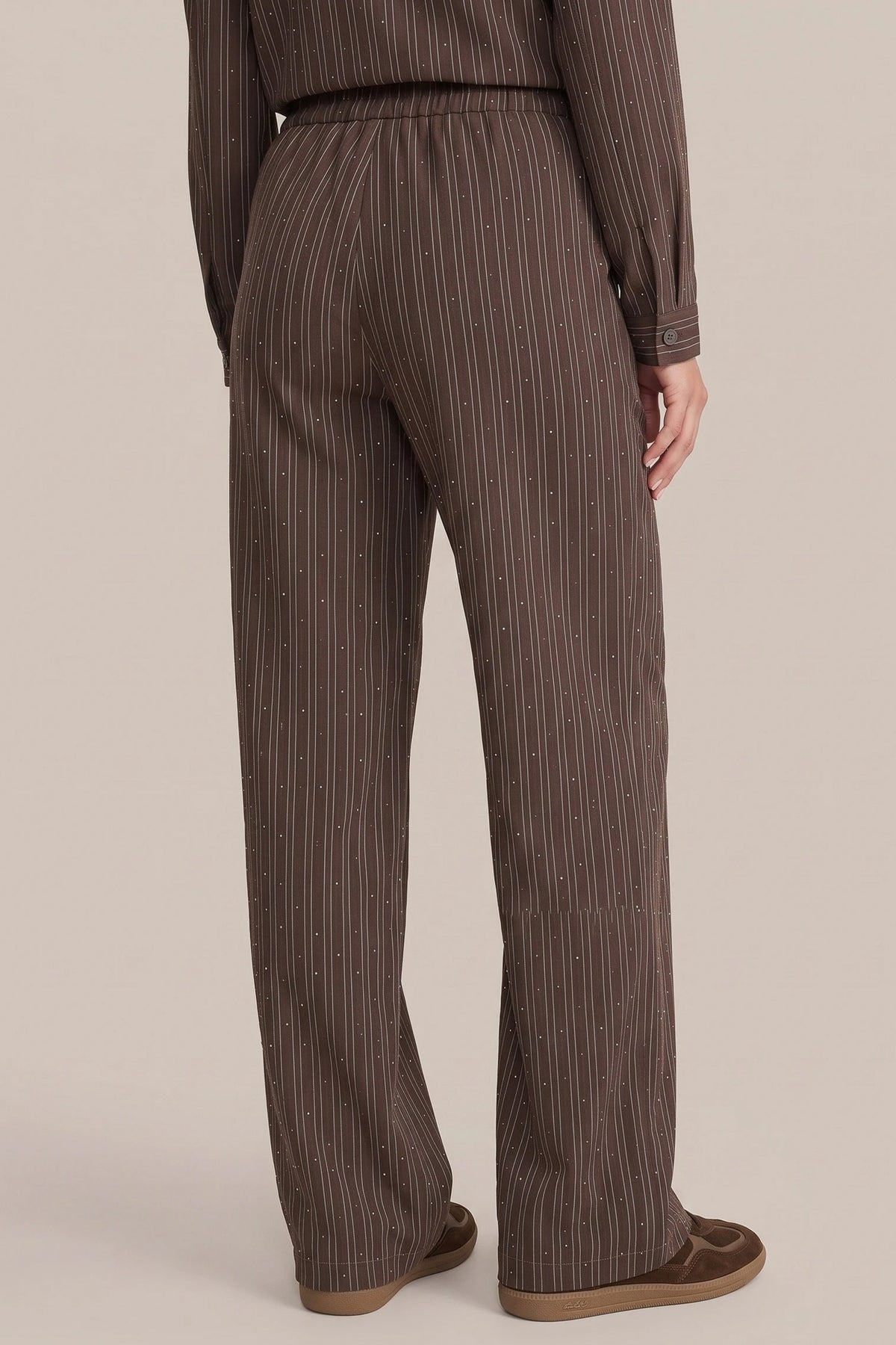 G-maxx Siomha Dark Earth broek met rechte snit en stevige stof, getoond in een neutrale sitpositie op een witte achtergrond.