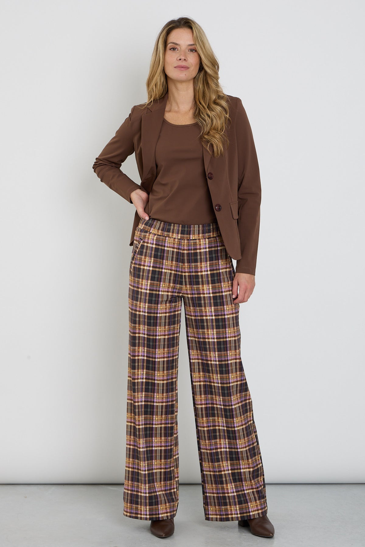 Mi Piace zware reisbroek met ruitprint, winterpaarse kleur, comfortabel en stijlvol voor reizen en casual dragen.