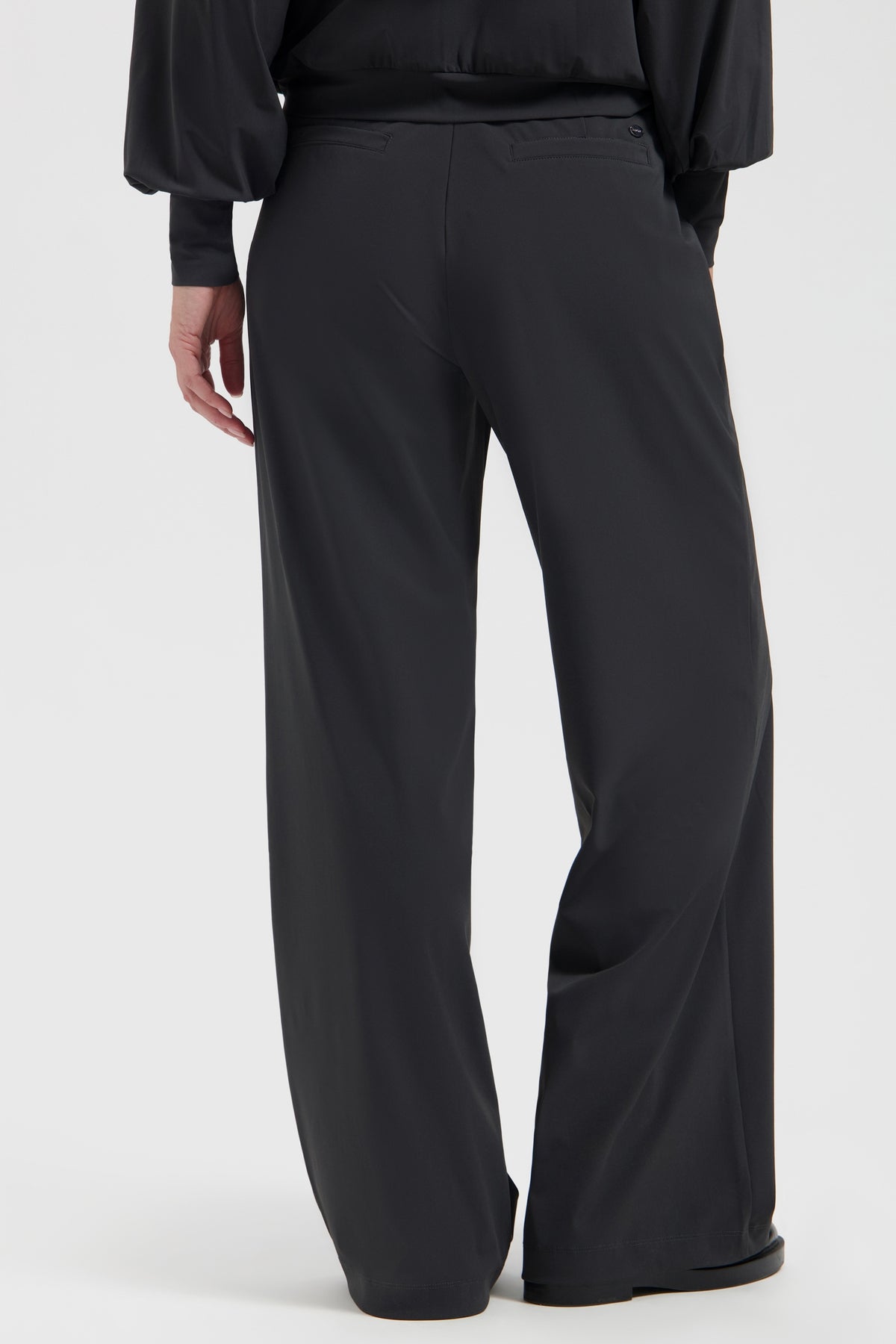 Lady Day Travel Broek Elliot Smokey met comfortabele pasvorm en stijlvolle details, zichtbaar in de afbeelding.