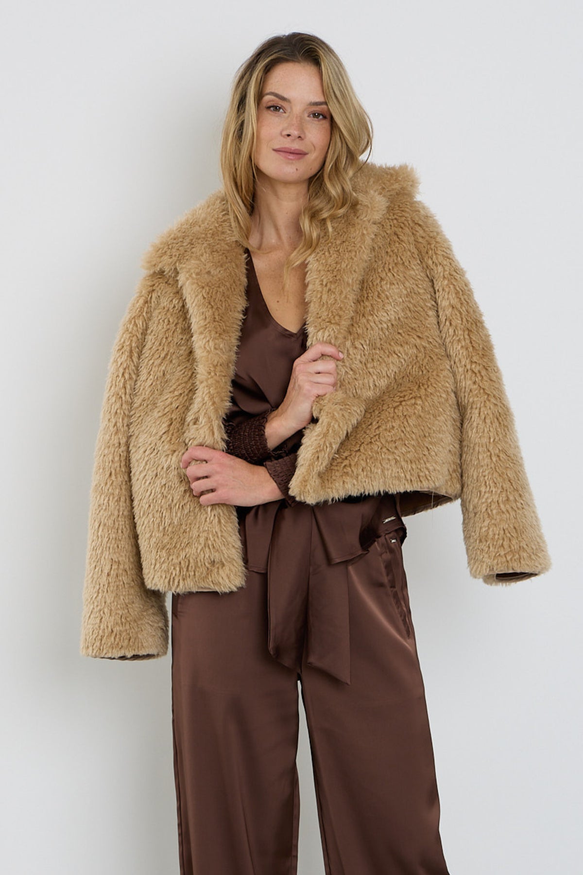 Lichte bontmuts met bontkraag en met de Coat Fur Sand 202880 van Mi Piace, perfect voor koude dagen.