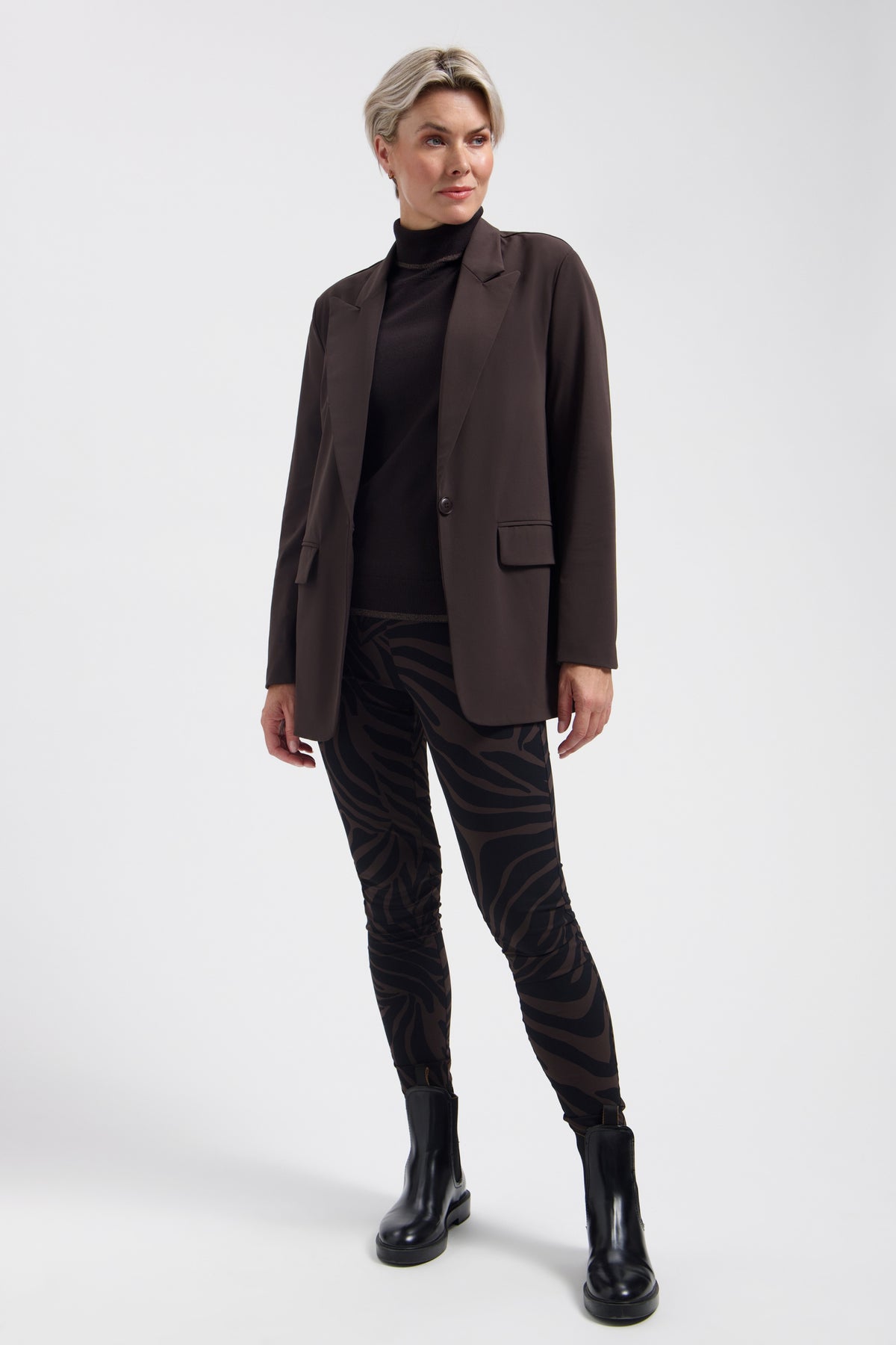 Lady Day travel blazer Lorna in donkerbruin, getoond in close-up met knoopsluiting en stijlvolle pasvorm.