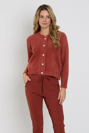 Donkere vest van Mi Piace met opvallende Hairy Fired Brick textuur, gedragen door een model.
