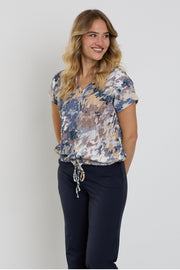 Multicolore blouse met aantrekkoord van Enjoy, zichtbaar met kleurrijke patronen en lichte, losse pasvorm in de afbeelding