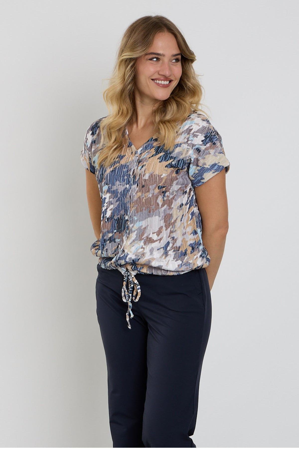 Multicolore blouse met aantrekkoord van Enjoy, zichtbaar met kleurrijke patronen en lichte, losse pasvorm in de afbeelding
