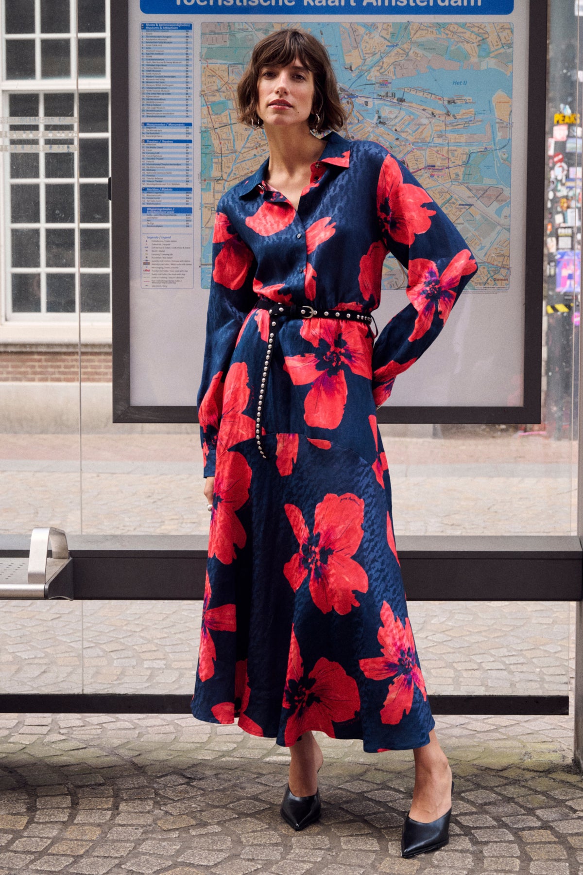 POM Amsterdam jurk Cato Bloom Rouge SP9803 met bloemenprint en wijde pasvorm, zichtbaar op de afbeelding.