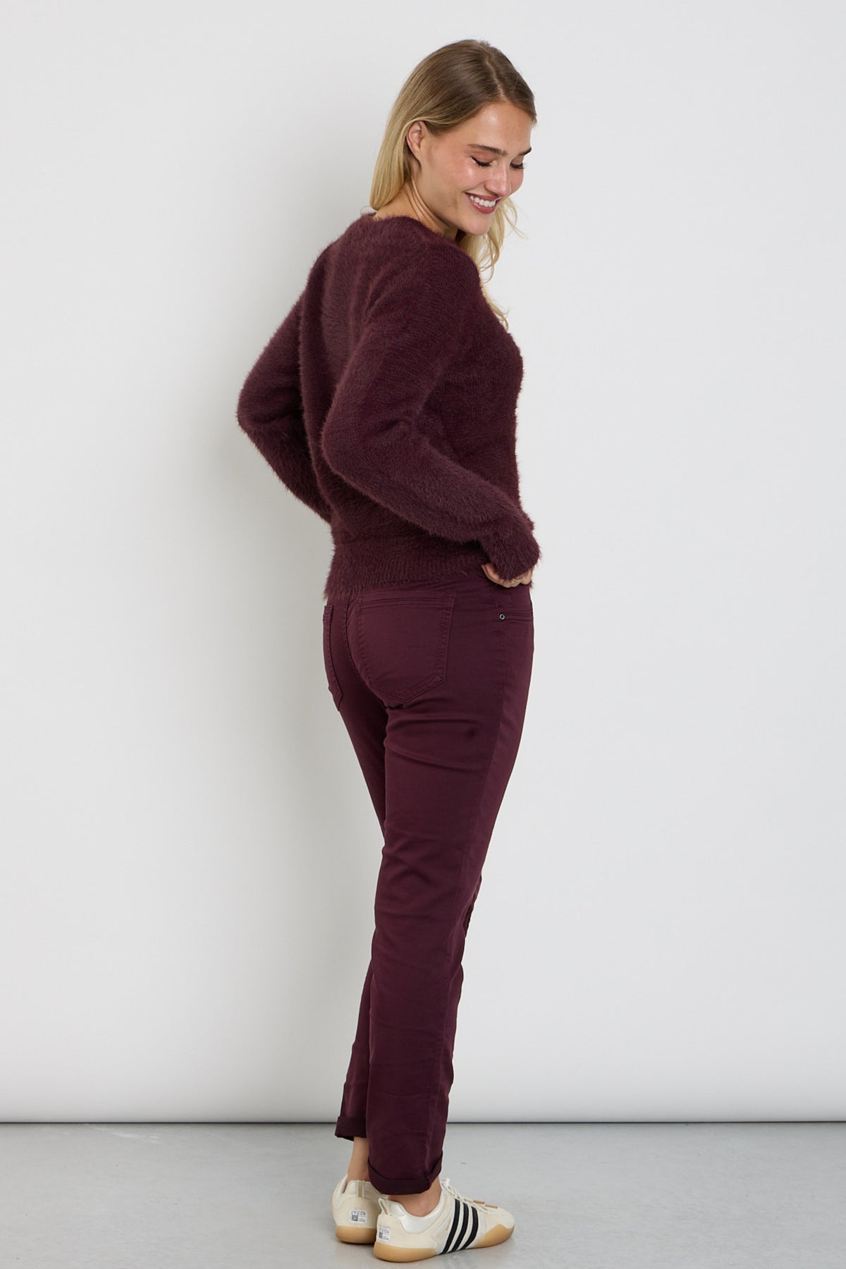 Relaxed rode broek van Red Button, joggerstijl in burgundy met elastische taille en comfortabele pasvorm.