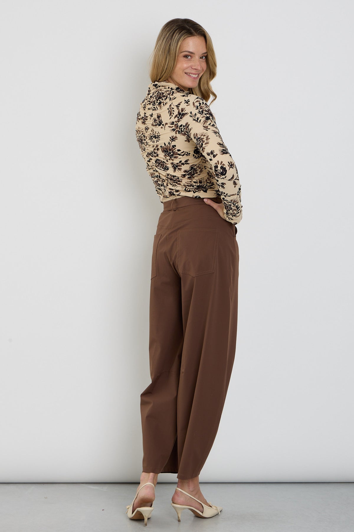 Mi Piace Heavy Travel Broek Balloon Chestnut, comfortabele reisbroek met ballonmodel en bruine kleur, zicht op de pasvorm en stof.