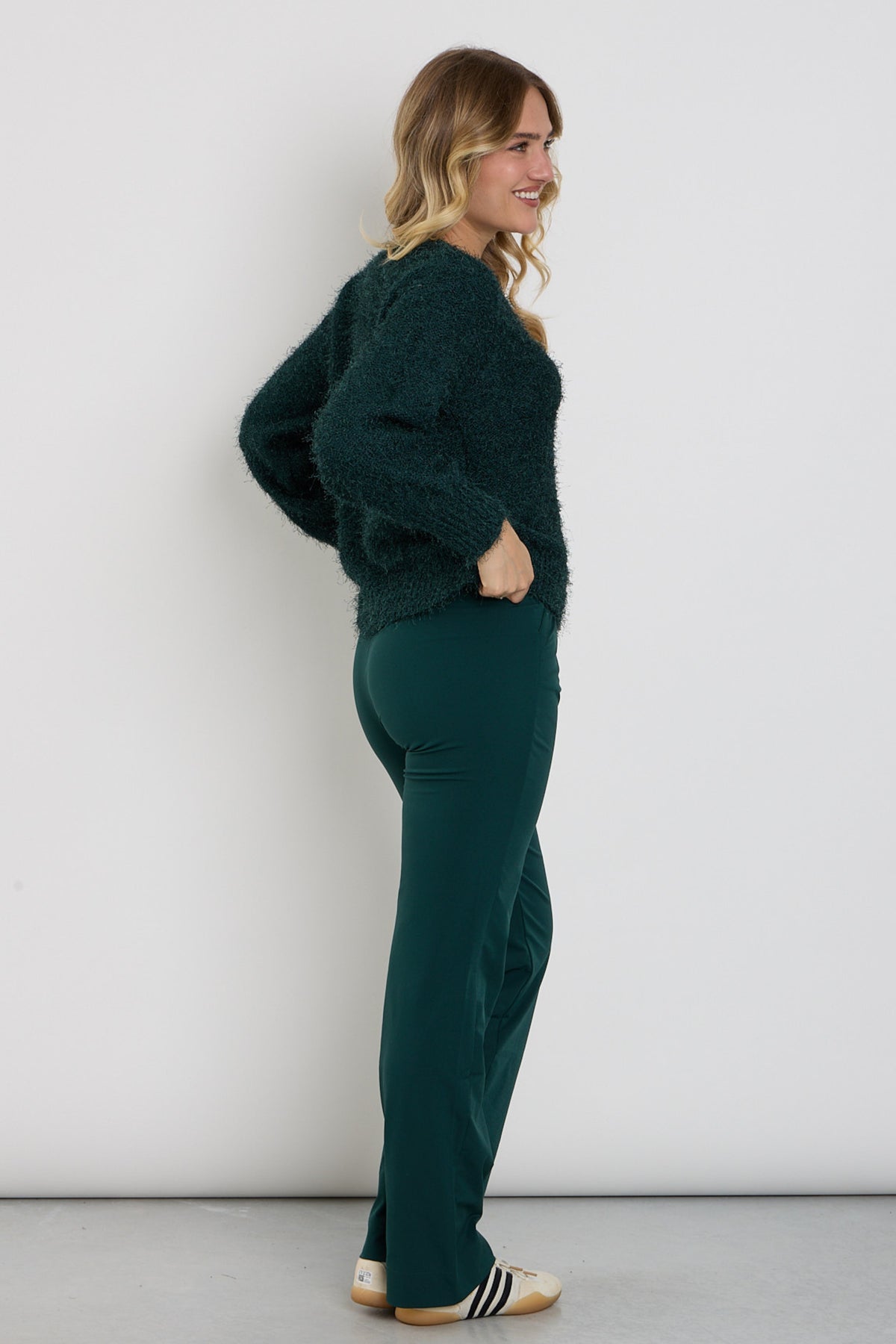 Breed uitlopende reisbroek van Enjoy, met wijde pijpen en een comfortabele pasvorm, zichtbaar in de afbeelding.