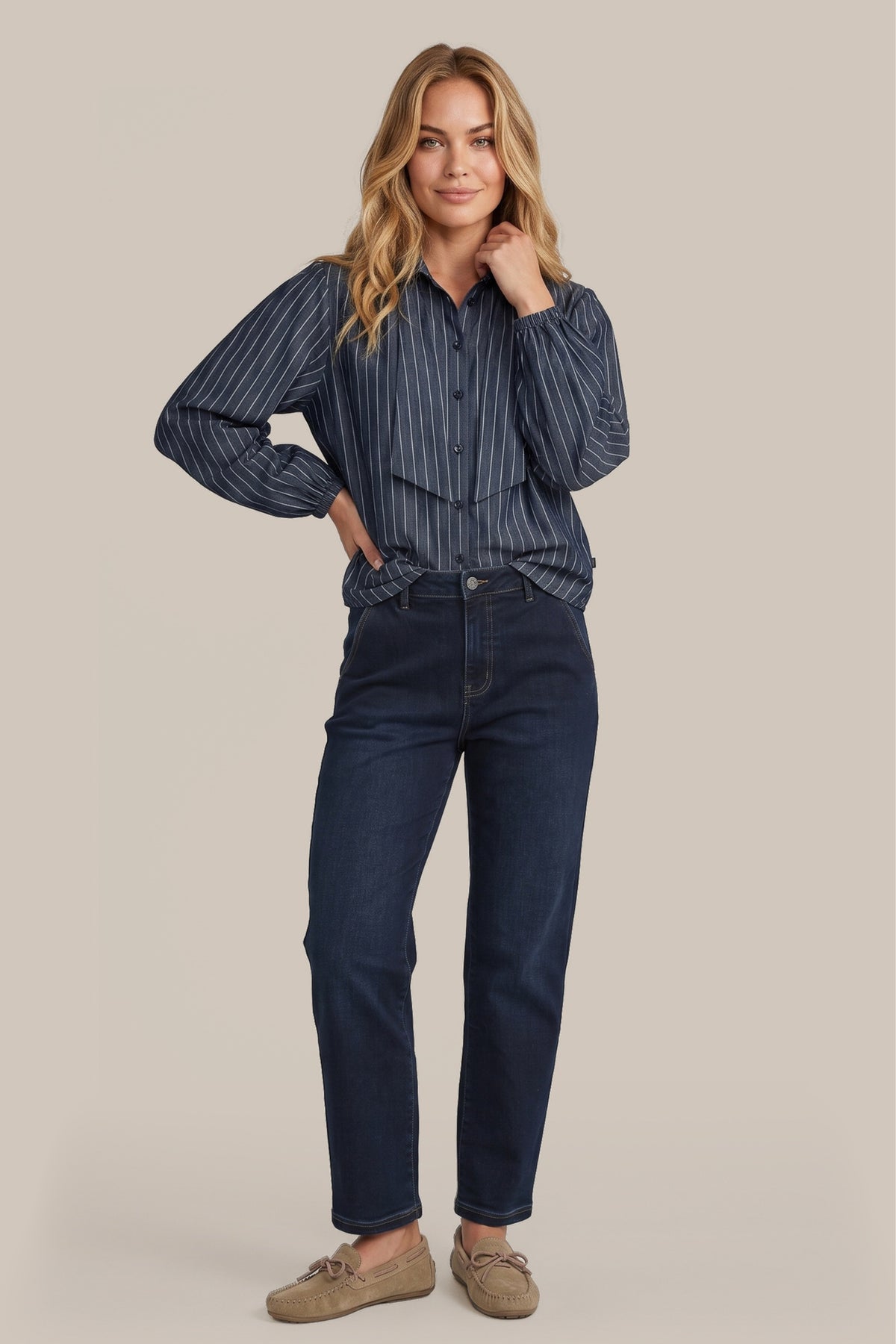 Lichtgrijze denim blouse Fionn van G-maxx met knoopsluiting en lange mouwen, gedragen door een model.