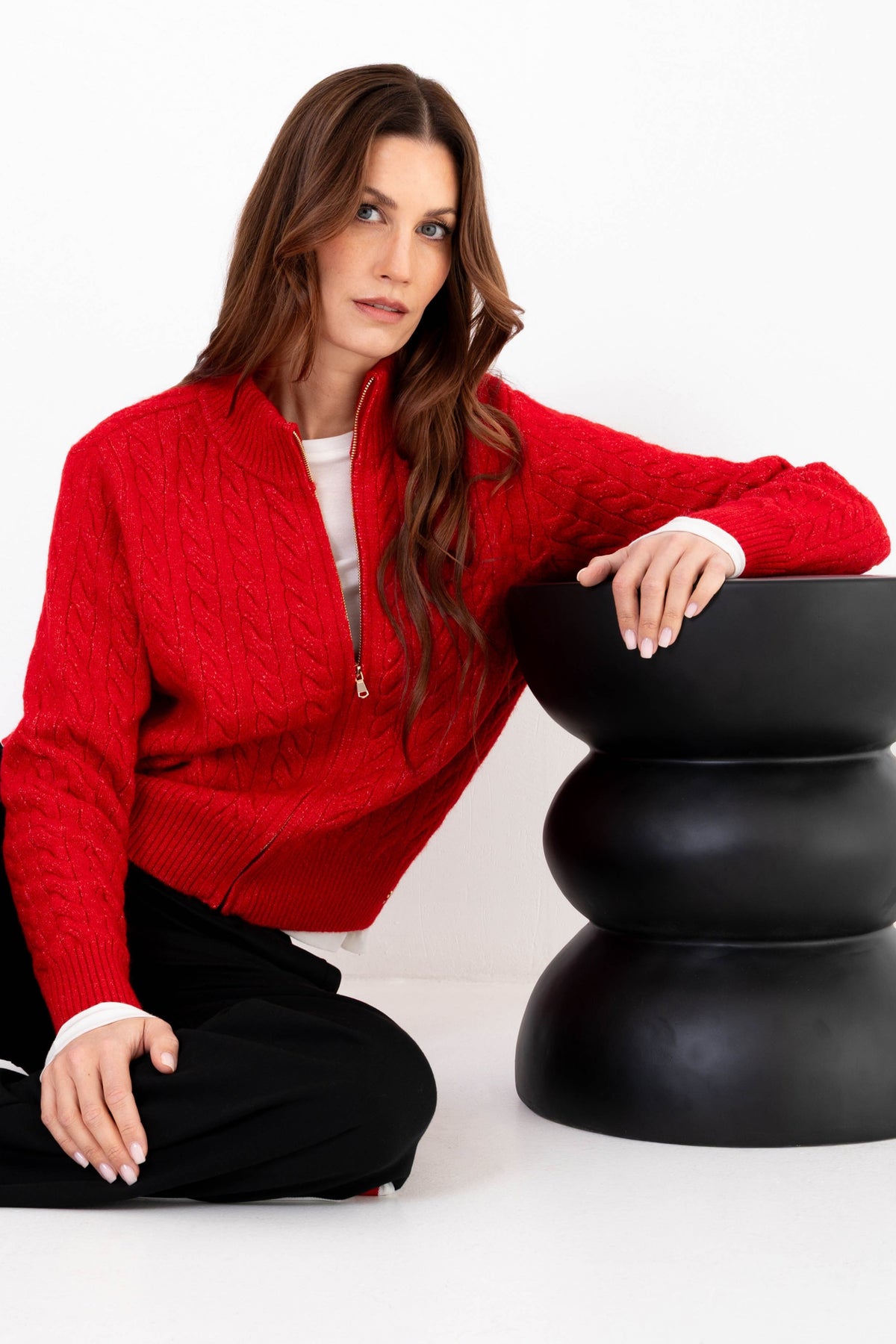 Maicazz & Zizo rode vest Perel Red met verstelbare banden en zachte stof, gedragen door een model.