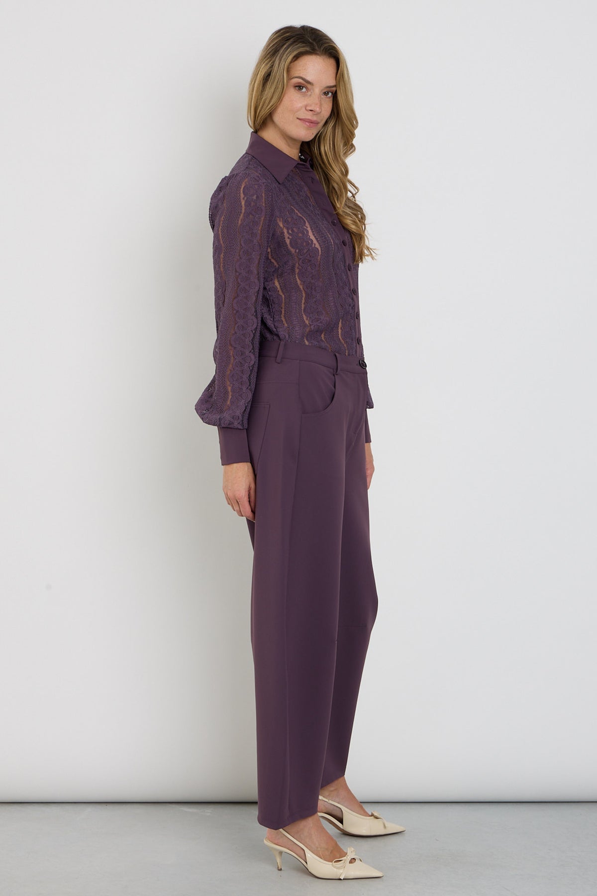 Bonded Travel Balloon broek van Mi Piace in plum kleur, comfortabele en stijlvolle damesbroek met elastische taille en losse pasvorm.