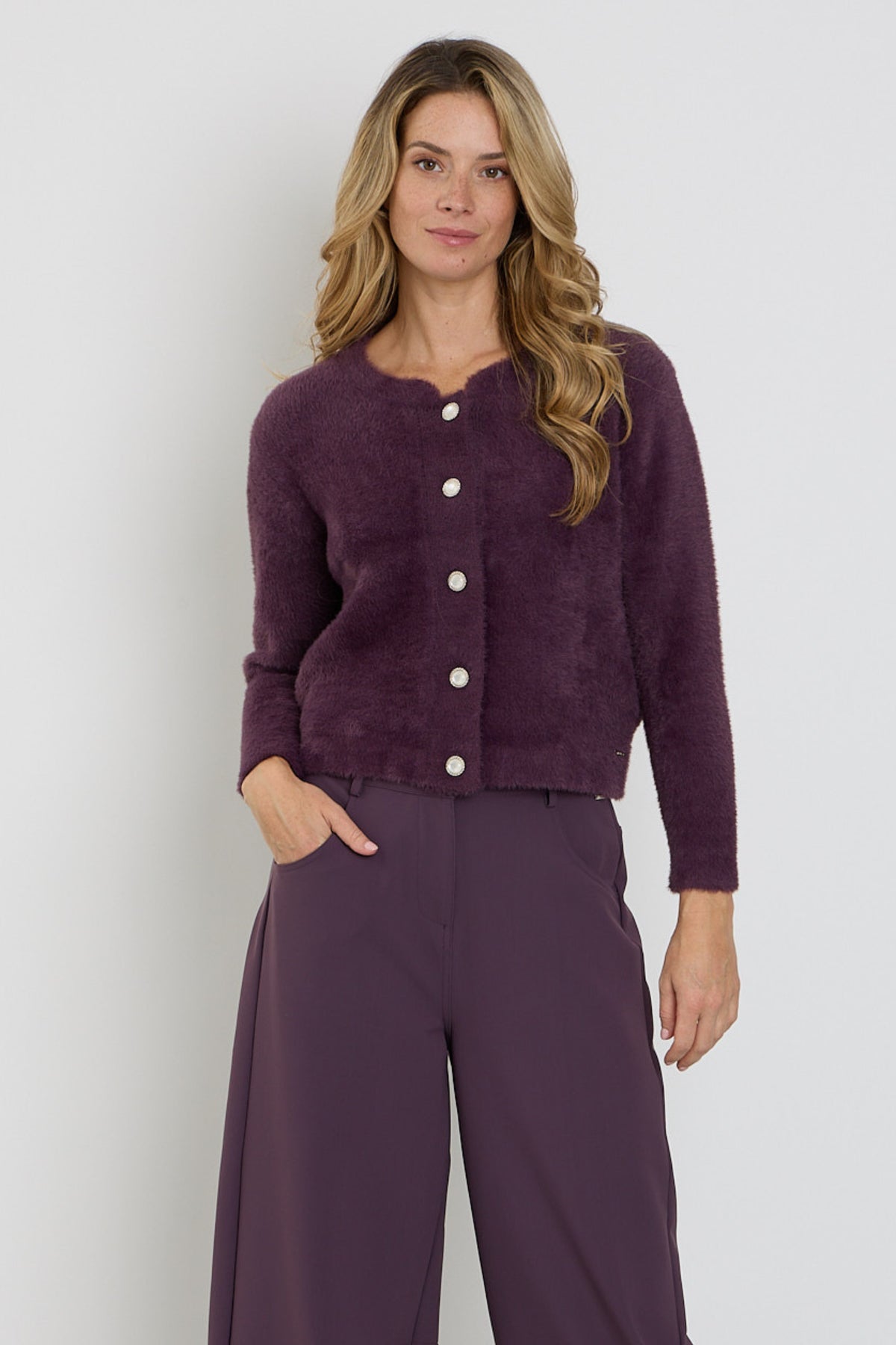 Gezicht op de Mi Piace vest Hairy Plum Perfect met een zachte, textured uitstraling in een stijlvolle kleur.