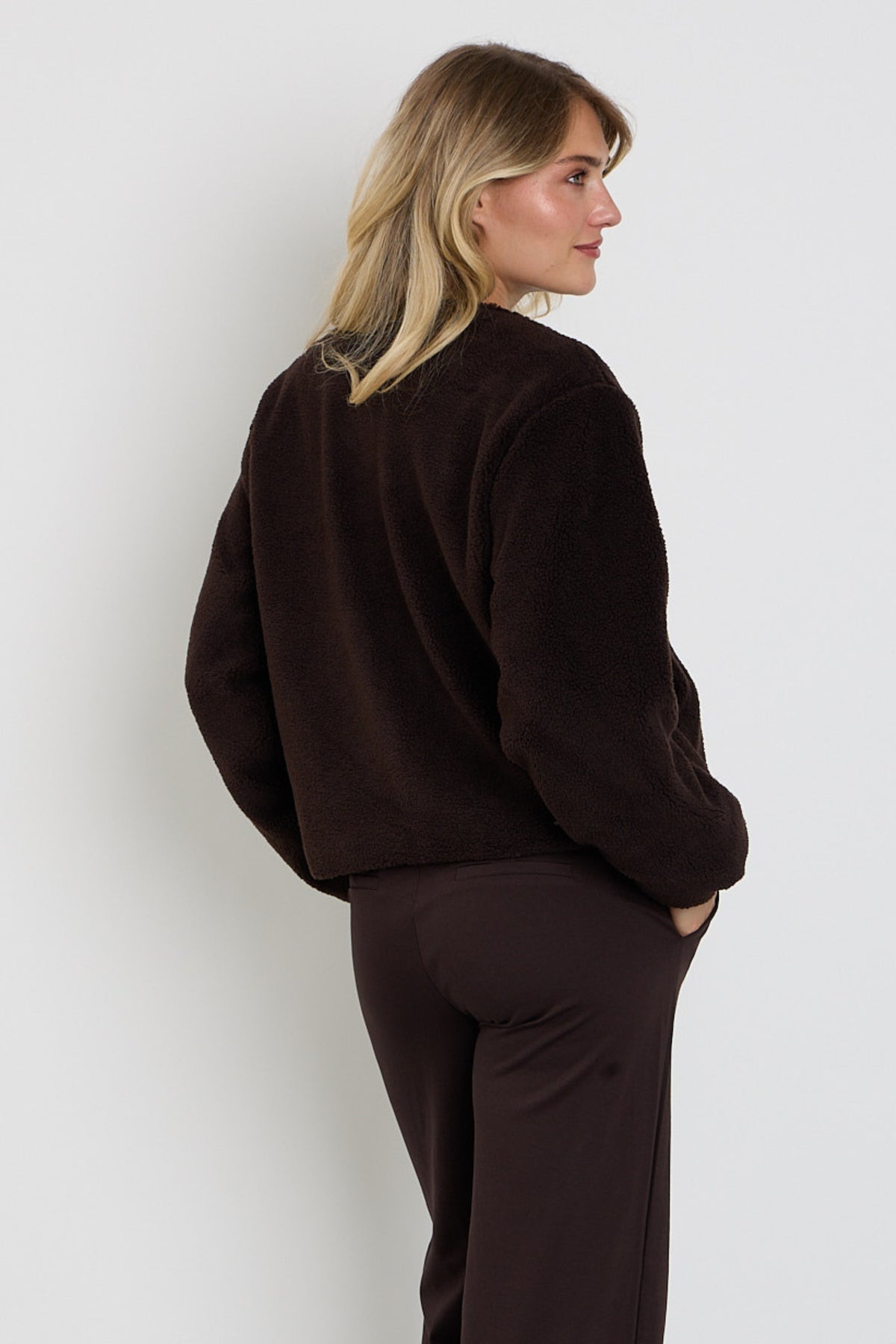 Donkere fleece jas van Freequent Fqteddy Mole 211816 met capuchon en rits, geschikt voor casual winterdagen.