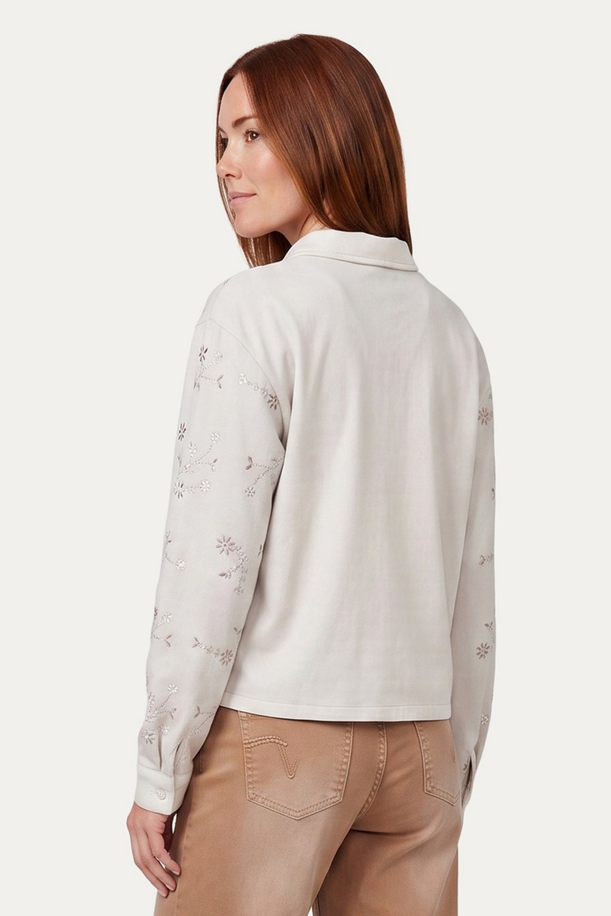 G-maxx blouse Blythely Sand met lange mouwen en losse pasvorm, getoond op een model op een witte achtergrond