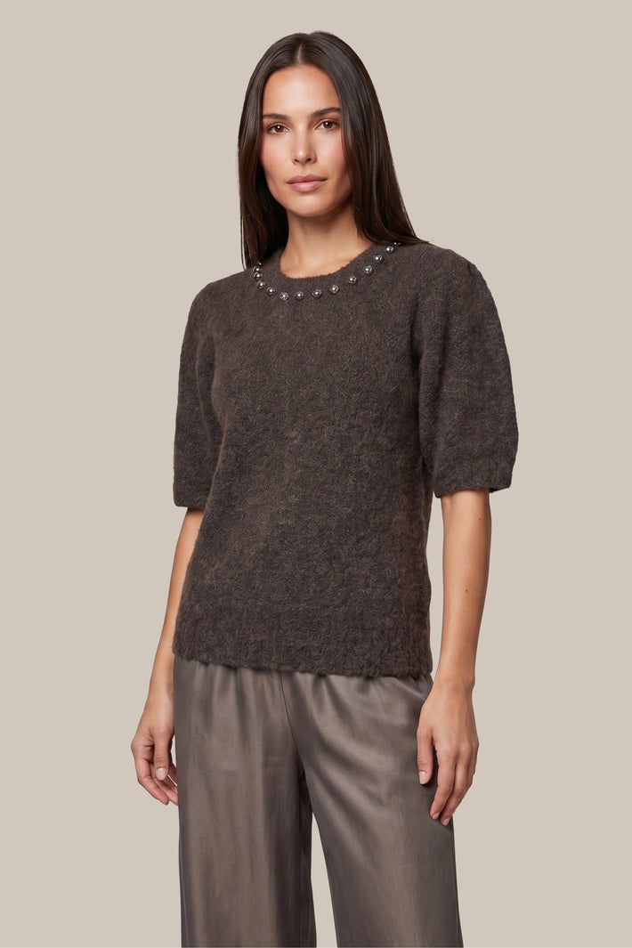 Donkere aardetint Eilean brei sweater van G-maxx, zachte katoenen textuur en comfortabele pasvorm, getoond op een mannequin.