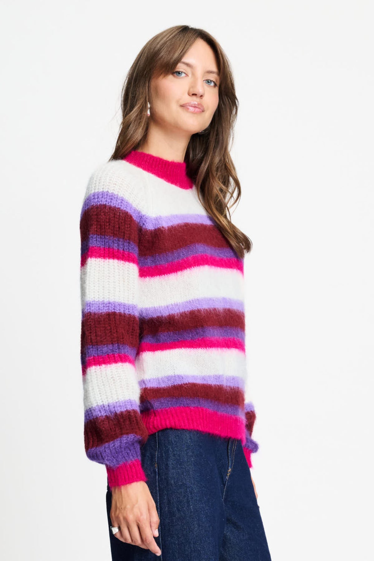 Faye gestreepte rode trui van POM Amsterdam, zachte katoenen breisel met rood, wit en blauwe strepen, close-up van de stof.