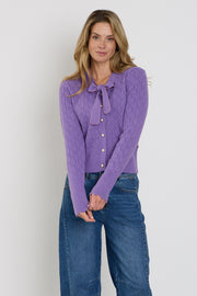 Mi Piace Ajour Bow Hyacinth vest met gedetailleerde opengewerkte patronen en strikdetail in een frisse blauwe kleur