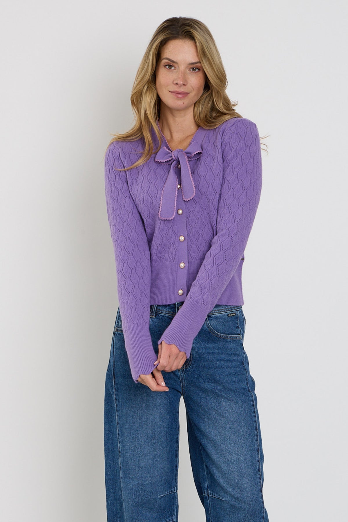 Mi Piace Ajour Bow Hyacinth vest met gedetailleerde opengewerkte patronen en strikdetail in een frisse blauwe kleur