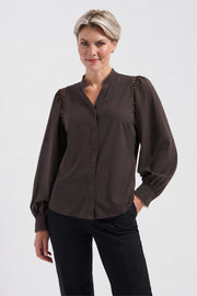 Lady Day Travel Blouse Tammy in donkerbruin, licht losvallend met lange mouwen en subtiele details, geschikt voor reizen en casual dragen.