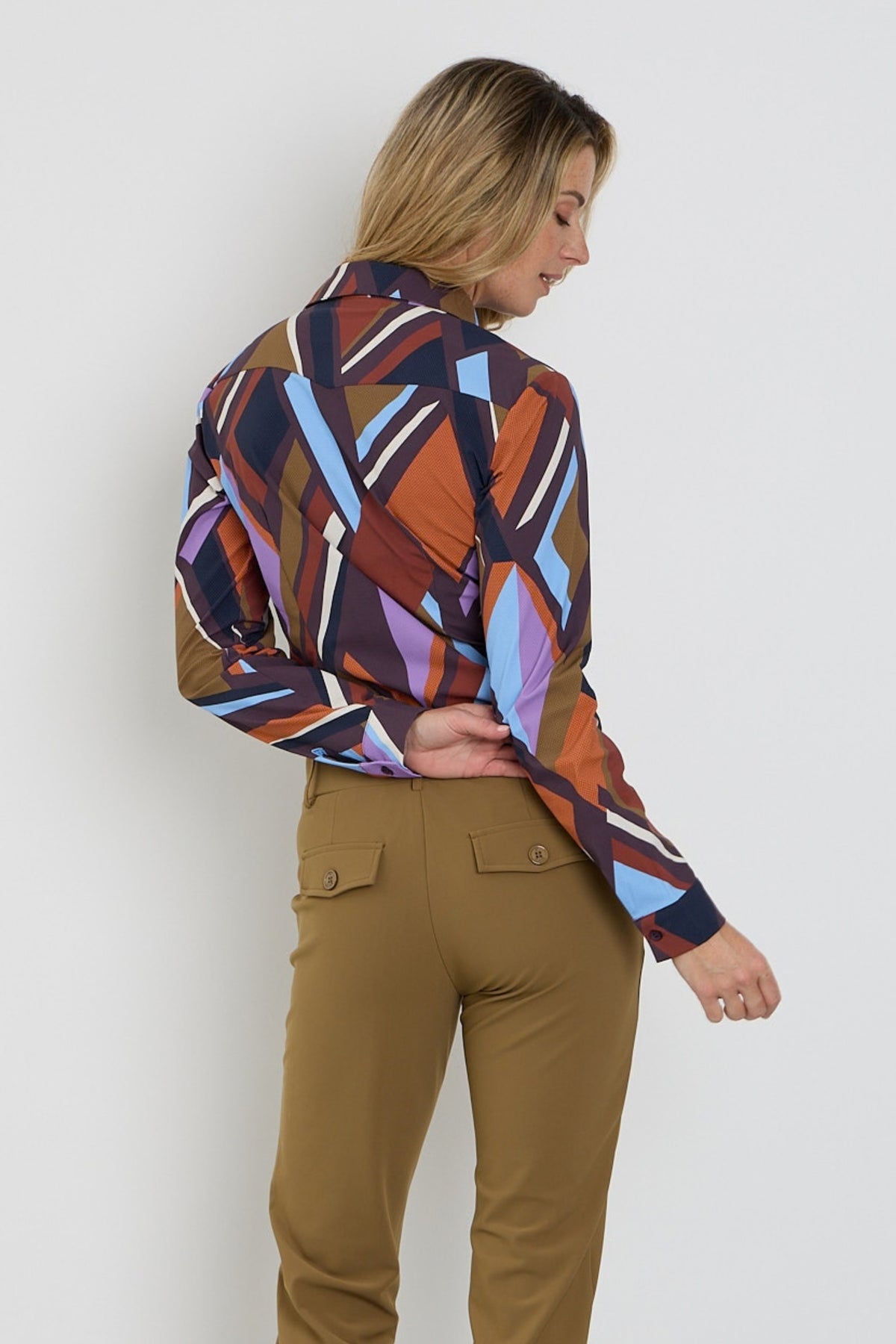 Mi Piace reisblouse met geometrische fusion print in meerdere kleuren, korte mouwen en losvallende pasvorm.