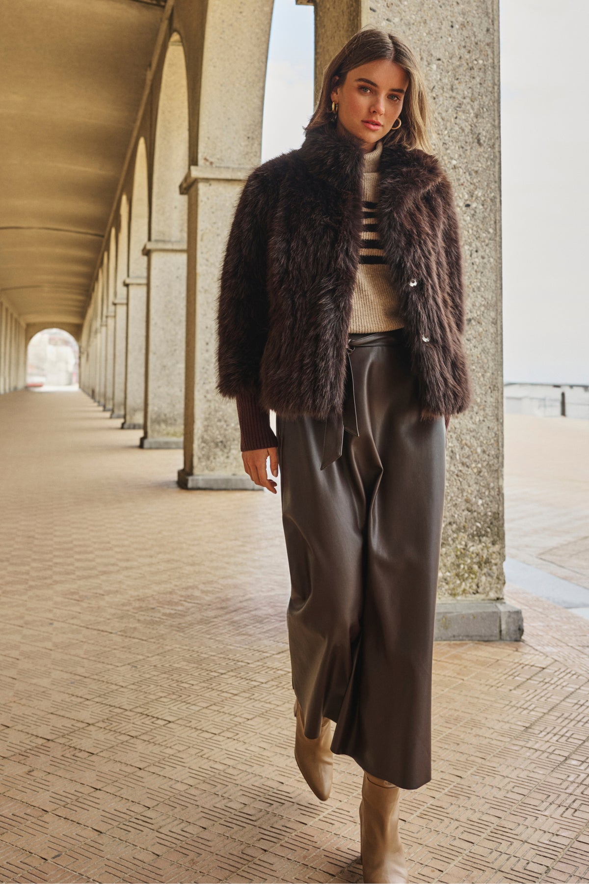 Rino & Pelle Nesrin Coffee Roast jas met kraag en knopen, donkerbruine stof, casual stijl, voor dames.