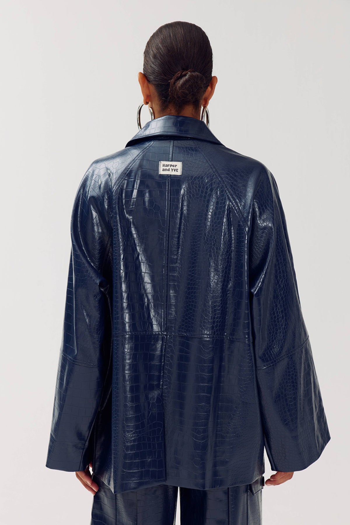Donkerblauwe Harper & Yve Mees jas met ritssluiting en capuchon, casual stijl, zichtbaar in de afbeelding.