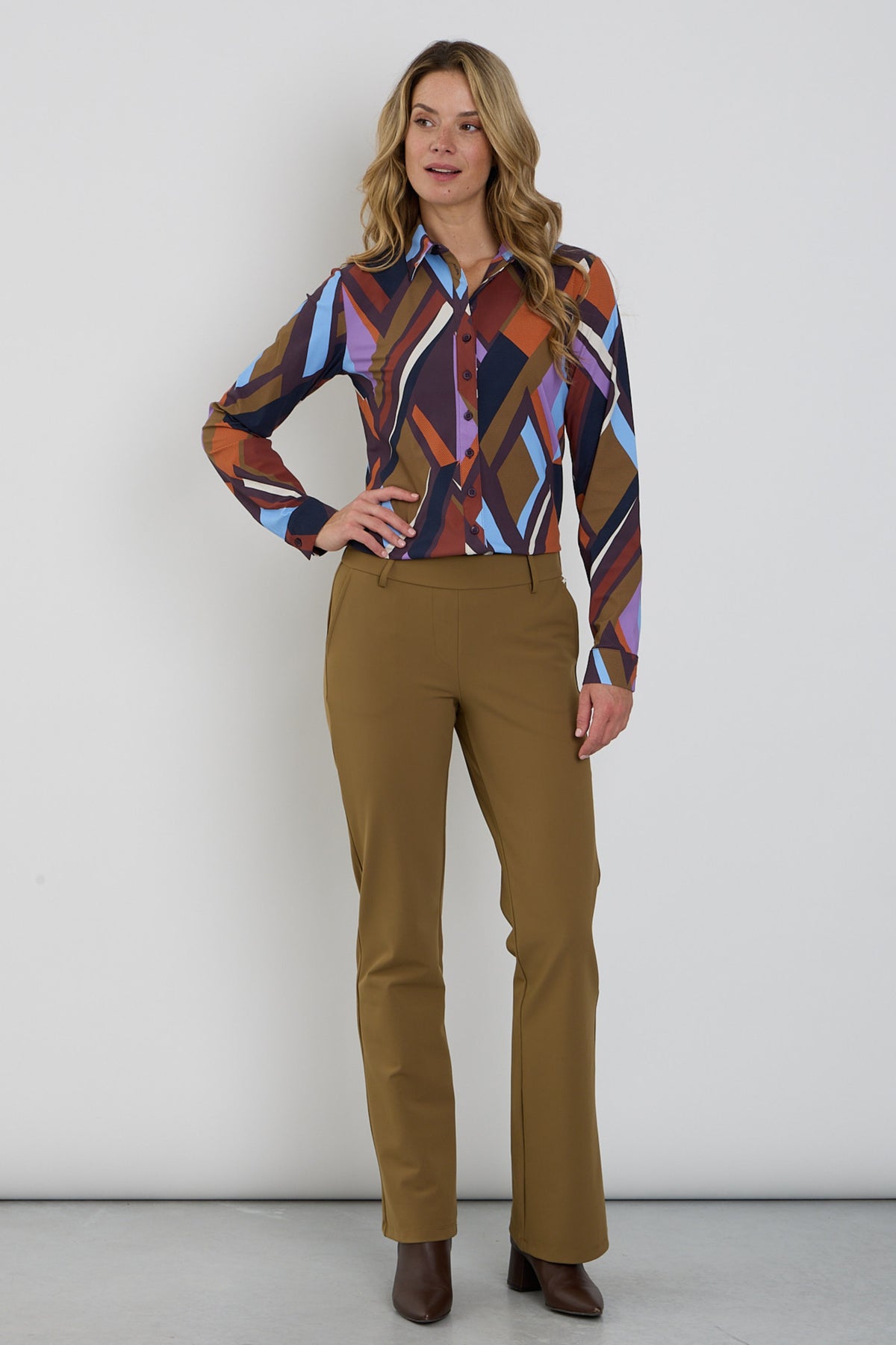 Mi Piace Bonded Travel Broek Flared Kangaroo, comfortabele damesbroek met wijde pijpen en praktische kangaroezakken, zwart kleur