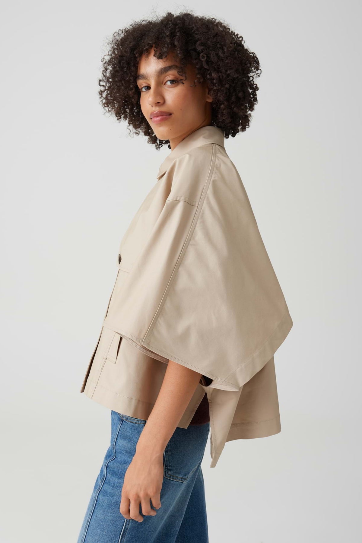 Lichte beige Hanisse jas van Opus met stijlvolle pasvorm en comfortabele materialen, zichtbaar op de afbeelding.