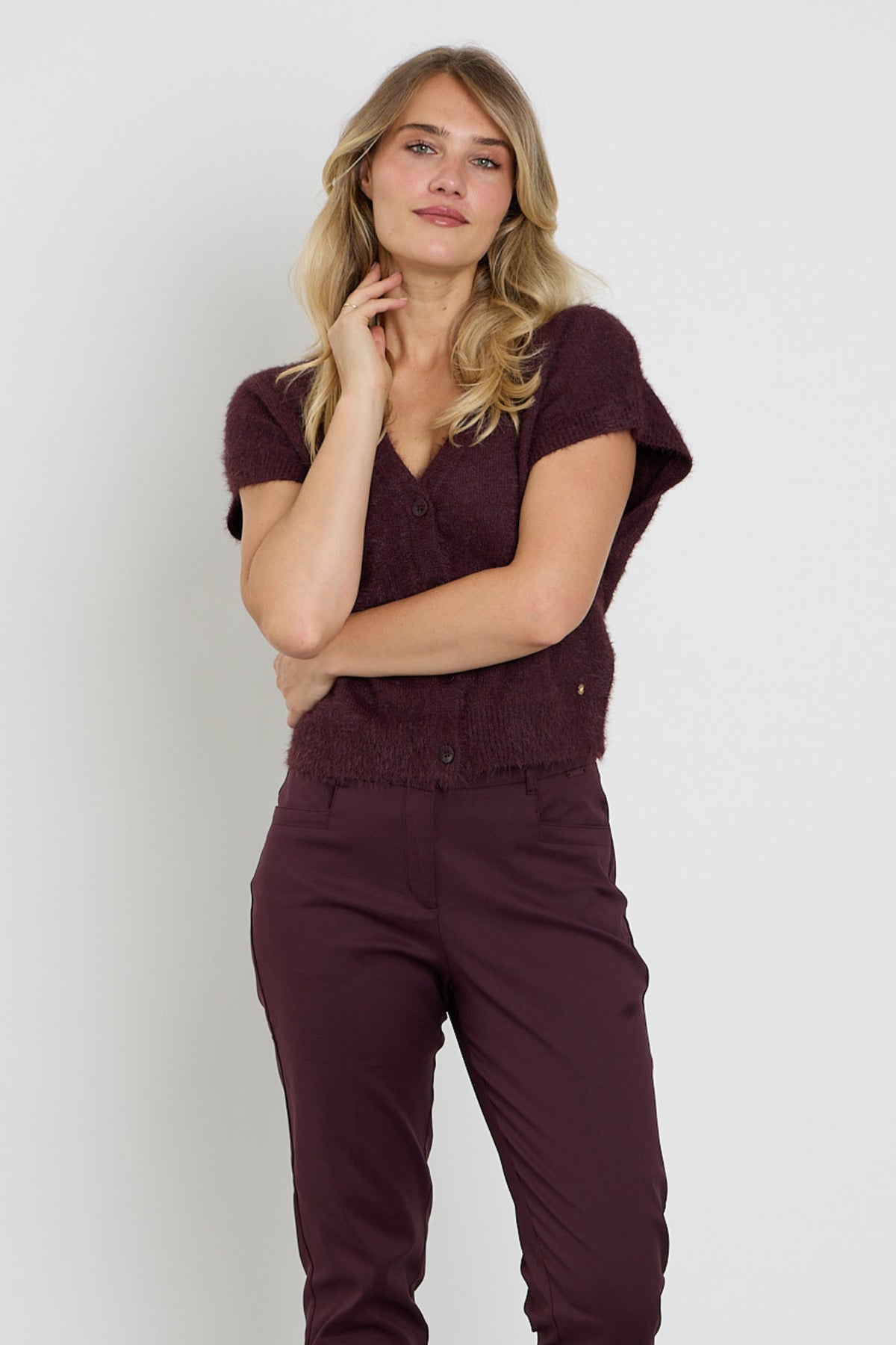 Zwarte, mouwloze fuzzy top van Red Button in bordeauxrood met zachte textuur, geschikt voor casual en warme gelegenheden.