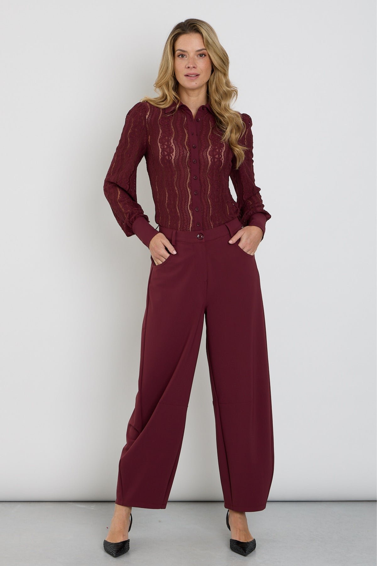 Bonded travel ballonbroek van Mi Piace in burgundy, met comfortabele pasvorm en elastische taille, geschikt voor reizen en casual dragen.