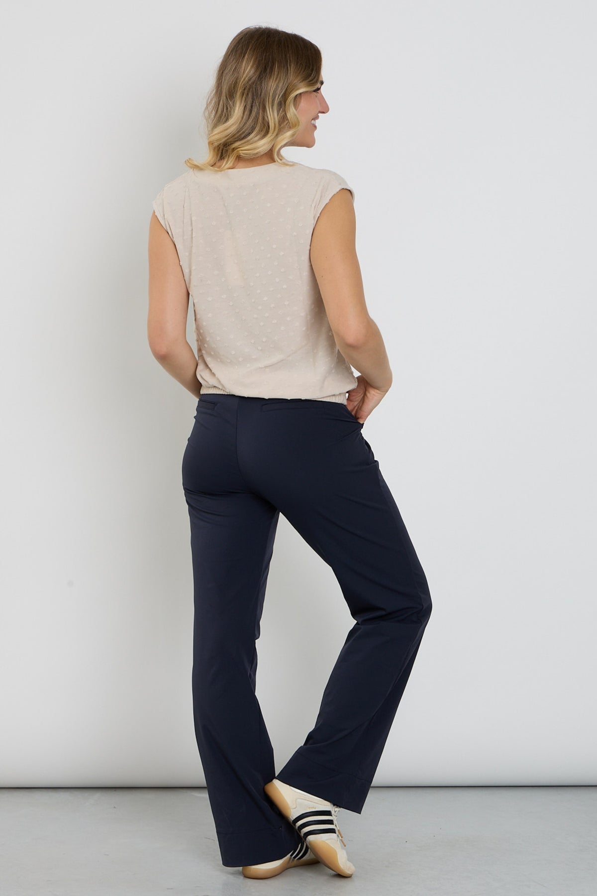 Wijdvallende reisbroek in indigo van Enjoy, zachte stof, comfortabele pasvorm, geschikt voor reizen en casual dragen.