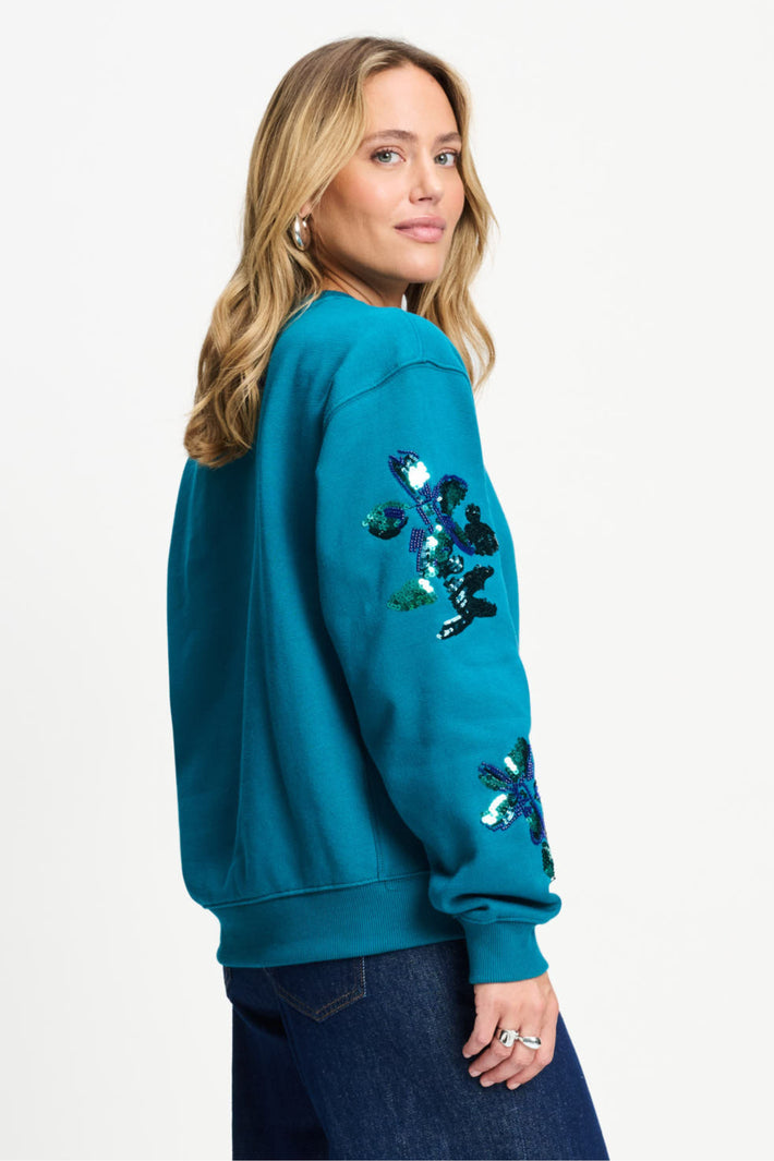 Groene sweater Sascha The Backstage van POM Amsterdam, casual fit, met ronde hals en zachte stof.