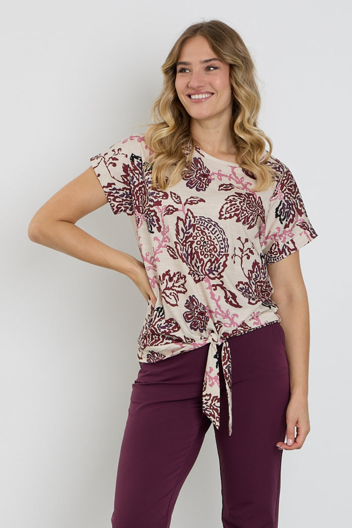 Enjoy top met strik en paisley print, port 183629, weergegeven in een close-up afbeelding van de stijlvolle blouse.