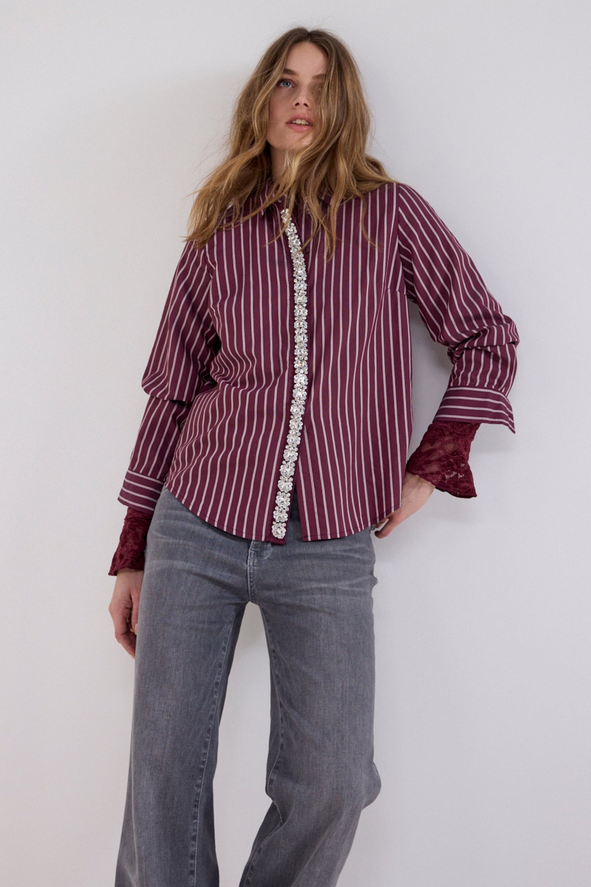 Lichte gestreepte blouse van Tramontana met strass details en knoopsluiting, in de kleur granaat, voor een elegante uitstraling.