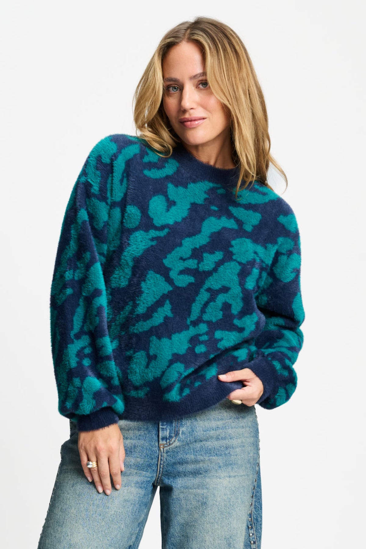 Groene trui Frida Animal van POM Amsterdam met print, zichtbaar met ronde hals en zachte stof.