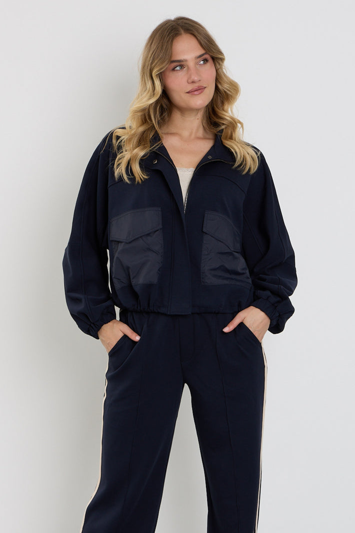 Navy blauwe jas met ritssluiting en zakken, You're My Lobster by K-design, getoonde afbeelding van de jas met details.